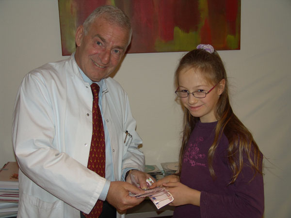 Spendenübergabe 2011 an Prof. Dr. Hess, Leiter des Kinderherzzentrums in München